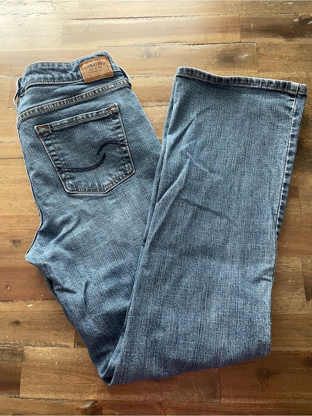 Woman’s signature Levi low rise boot cut jeans